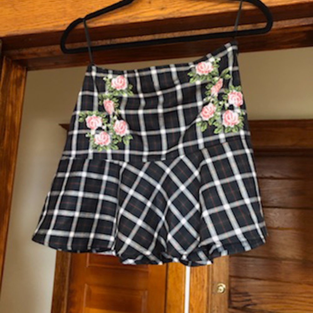 En Creme Plaid Mini-Skirt With Pink Embroidered Flowers Size M